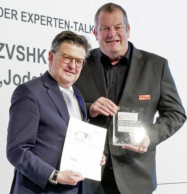 Dr. Frank Vossloh, Geschäftsführer Viessmann Deutschland (rechts), erhält die QZ-Urkunde von ZVSHK-Hauptgeschäftsführer Helmut Bramann.
