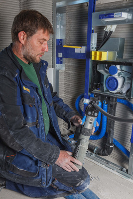 Zu mehr Komfort und Sicherheit bei der Installation trägt die seitliche Verpressung bei. Um sicher zu verpressen, muss die Pressbacke nicht mehr das gesamte Fitting umfassen, sondern greift ganz einfach um den Pressindikator.