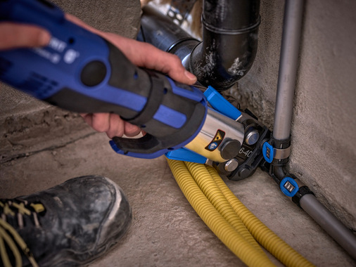 Die Pressstelle kann problemlos in jede gewünschte Position gedreht werden. Das verringert den Platzbedarf und macht den Pressvorgang auch an schwierigen oder engen Stellen problemlos möglich.