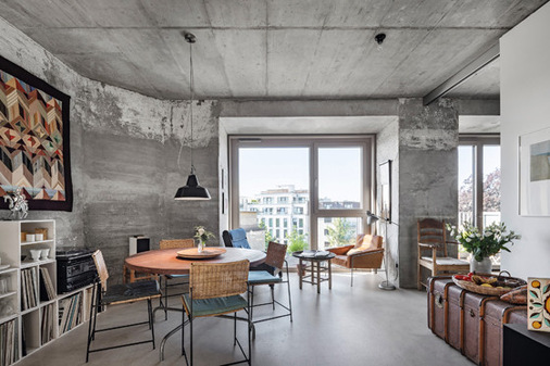 Eine Verschmelzung zweier Welten: In den Wohnräumen sind an manchen Stellen unverputzte Originalmauern sichtbar.