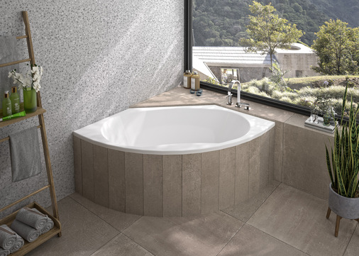 Die Eck-Badewanne Taurus OE mit Repaneelen in Terrazzo.