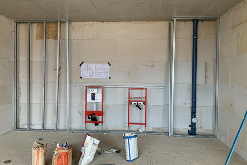 Blick auf die künftigen Sanitärbereiche: in den Bädern der Panzerhalle kamen Teceprofil Wände mit Spültechnik und die entsprechenden Waschtischmodule zum Einsatz.