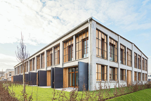 Kleine Gärten schließen sich in den Erdgeschosswohnungen an den Wohnbereich nach außen hin an. - © arch.photo / Matthias Fuchs
 Kleine Gärten schließen sich in den Erdgeschosswohnungen an den Wohnbereich nach außen hin an.