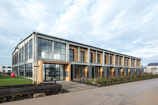 Blick auf den großzügig angelegten und offen gehaltenen Eingangsbereich. - © arch.photo / Matthias Fuchs
 Blick auf den großzügig angelegten und offen gehaltenen Eingangsbereich.