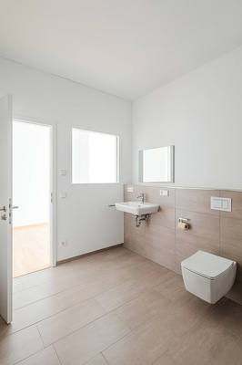 Hochwertige Ausstattung und großformatige Fliesen prägen das Erscheinungsbild des Badezimmers. Die Betätigungsplatte Tecenow knüpft an die geometrischen Formen des Gebäudes an. - © arch.photo / Matthias Fuchs
 Hochwertige Ausstattung und großformatige Fliesen prägen das Erscheinungsbild des Badezimmers. Die Betätigungsplatte Tecenow knüpft an die geometrischen Formen des Gebäudes an.