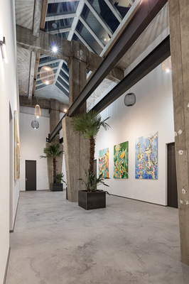 Mächtige Betonstützen und die auf Konsolen aufgelagerte alte Kranbahn beherrschen den zentralen Raum. - © arch.photo / Matthias Fuchs
 Mächtige Betonstützen und die auf Konsolen aufgelagerte alte Kranbahn beherrschen den zentralen Raum.