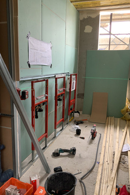 Blick in einen anderen Sanitärbereich: das System aus Tragwerk und passenden Sanitärmodulen bietet große Gestaltungsfreiheit. - © arch.photo / Matthias Fuchs
 Blick in einen anderen Sanitärbereich: das System aus Tragwerk und passenden Sanitärmodulen bietet große Gestaltungsfreiheit.