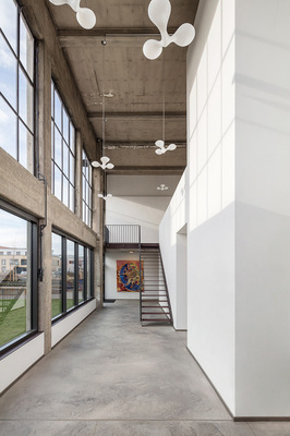 Blick in den von viel Tageslicht geprägten offenen Zugangsbereich, der zu den Wohnungen führt. - © arch.photo / Matthias Fuchs
 Blick in den von viel Tageslicht geprägten offenen Zugangsbereich, der zu den Wohnungen führt.