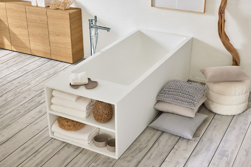 Die frei stehende White Badewanne ist aus nachhaltigem Mineralguss gefertigt. Die  Wanne ist in unterschiedlichen Größen und drei Farben erhältlich: Weiß, Weiß matt oder Beton-Optik. Mehr als ein Hingucker ist das Regal – wahlweise rechts oder links integriert. Die ebenfalls frei stehende Wannenarmatur ist auch in Schwarz matt erhältlich.