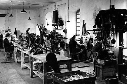 Aluminium-Meterstab-Erzeugung in der ehemaligen k.k. Schmiede.