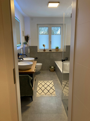 Fertig renoviertes Hauptbad mit modernen Design.