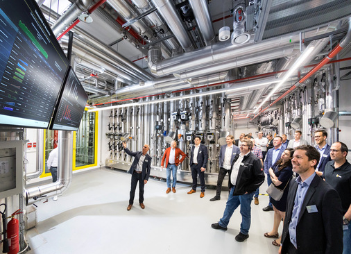 In der „Viega World“ können alle relevanten Betriebsdaten in Echtzeit nachvollzogen werden; hier in der Technikzentrale, in der die regenerativen Energien aus Wärmepumpe, Nahwärme und Fotovoltaik zusammenfließen.