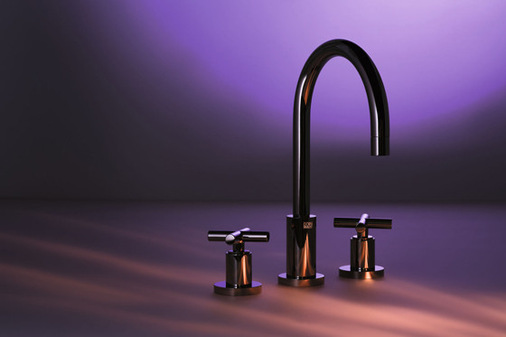 Dornbrachts Oberflächen zeichnen sich durch Brillanz und Farbtiefe aus. Hier zu sehen: Tara in Dark Chrome.