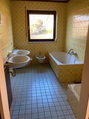 Das Hauptbad des Hauses vor der Renovierung.