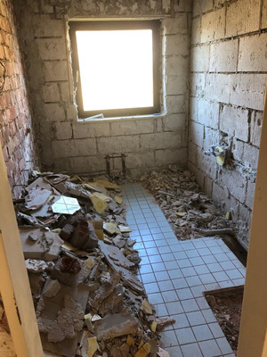 Demontage aller Sanitäranlagen und Entfernung aller Fliesen an Wänden und Boden.