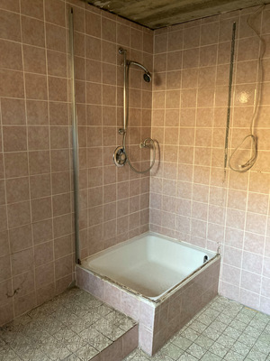 Duschbereich mit Sockel vor der Renovierung. 