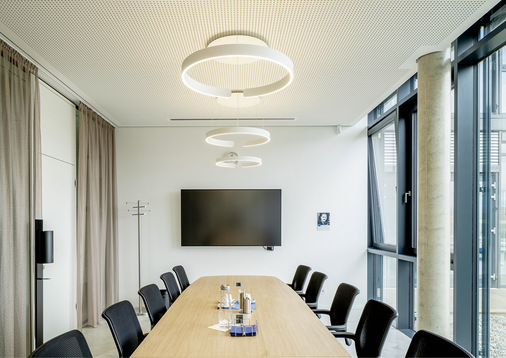 Die Klimadecken integrieren sich auf insgesamt 2353 m 2  architektonisch optimal in das Raumambiente.