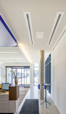 Die zahlreichen Deckenleuchten, Revisionsöffnungen und andere technische Deckeneinbauten, aber auch architektonische Säulen konnten integrativ in die Klimadecken eingefügt werden.