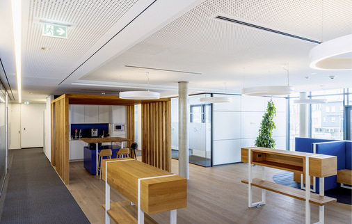 Selbst im heißen Sommer 2022 haben die Mitarbeitenden dank der Kühlfunktion einen kühlen Kopf bewahrt – komplett ohne Zugerscheinungen.