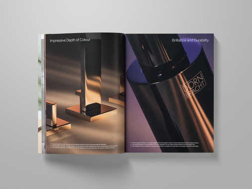 Dornbracht sieht vor allem die Oberfläche als eigenständige Gestaltungsdimension. Unter dem Motto „Perfektion in allen Dimensionen“ wird deutlich, dass sich die Veredelungen durch Farbtiefe, Brillanz und Beständigkeit charakterisieren.