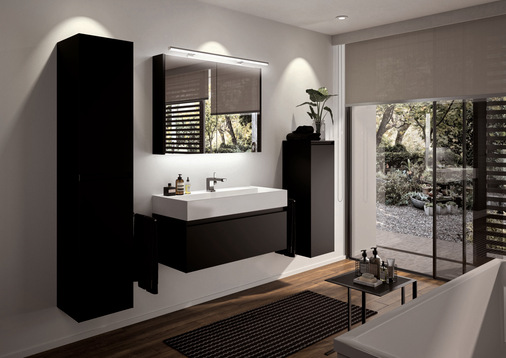 Badmöbelserie Base in Holzoptik: Der Kunde wählt aus drei Dekorfarben Eiche Classic, Eiche Grey, Eiche Shadow. Die Badunterschränke sind in verschiedenen Längen von 60 bis 140 cm, drei Tiefen sowie einem oder zwei Schubladenauszügen erhältlich. Die Griffmulden sind in das Design integriert. Sie sind sehr gut zu greifen. Alle Waschtischunterschränke lassen sich mit den Repabad-Keramikwaschtischen sowie den maßgefertigten Waschtischplatten aus Mineralwerkstoff kombinieren. 