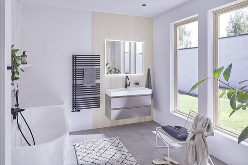 Badserie Cube: Die Möbel sind aus hochwertigen MDF-Platten gefertigt und matt oder glänzend lackiert. Die im 45°-Winkel gearbeiteten Kanten scheinen zu verschmelzen, da sie exakt ineinandergreifen und so eine optimale grifflose Funktionalität bieten. Die Badunterschränke gibt es in verschiedenen Längen von 60 bis 140 cm, in drei Tiefen und mit einem oder zwei Auszügen. Alle Waschtischunterschränke lassen sich mit den Repabad-Keramikwaschtischen und den maßgefertigten Waschtischplatten aus Mineralwerkstoff kombinieren.