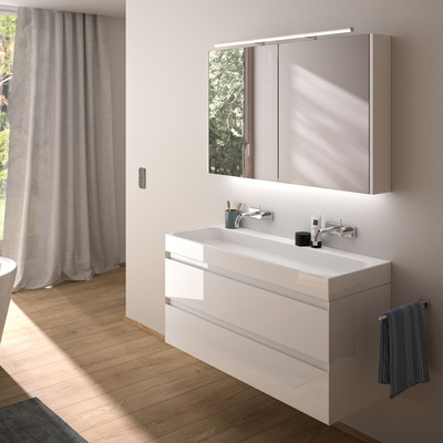 Badserie Cube: Die Möbel sind aus hochwertigen MDF-Platten gefertigt und matt oder glänzend lackiert. Die im 45°-Winkel gearbeiteten Kanten scheinen zu verschmelzen, da sie exakt ineinandergreifen und so eine optimale grifflose Funktionalität bieten. Die Badunterschränke gibt es in verschiedenen Längen von 60 bis 140 cm, in drei Tiefen und mit einem oder zwei Auszügen. Alle Waschtischunterschränke lassen sich mit den Repabad-Keramikwaschtischen und den maßgefertigten Waschtischplatten aus Mineralwerkstoff kombinieren.