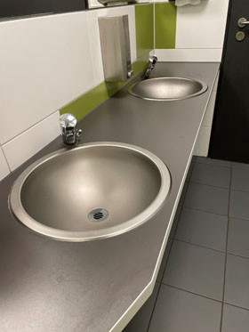 Im Waschtischbereich setzt die Schule fortan auf wassersparende elektronische Lösungen der Reihe Tempomatic 4.