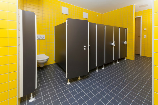 Die Kindertagesstätte in Stuttgart-Mönchfeld bietet Platz für vier Kitagruppen mit jeweils eigenen Sanitärräumen.