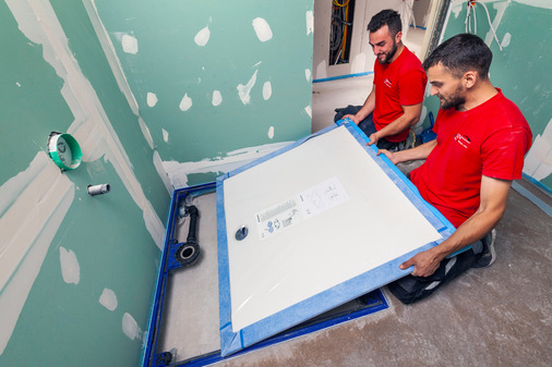 Die bodenebene Duschfläche Geberit Setaplano mit Rutschhemmung Klasse C gibt eine hohe Standsicherheit. Zudem erleichtert die Unterkonstruktion der Duschfläche Setaplano dem Installateur die Arbeit und gibt Sicherheit für einen schnellen, sicheren und dichten Einbau: Durch den hohen Grad an Vormontage fallen bei der Montage weniger Einzelteile an. Das erleichtert dem Installateur seine Arbeit zusätzlich.