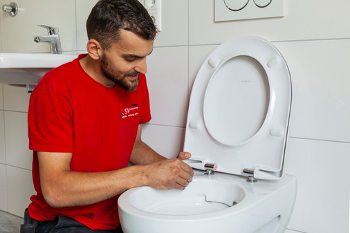 Dank Absenkautomatik von WC-Sitz und -Deckel lässt sich das Renova WC entspannt und geräuscharm schließen