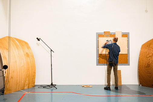 Der sogenannte Hallraum ( reverberation room)  simuliert den Wohnraum. Im Bild wird gerade ein Ventil eingemessen. Hinter der Verbindungswand grenzt der schallgedämmte Raum ( silent room)  an. - © Zehnder
