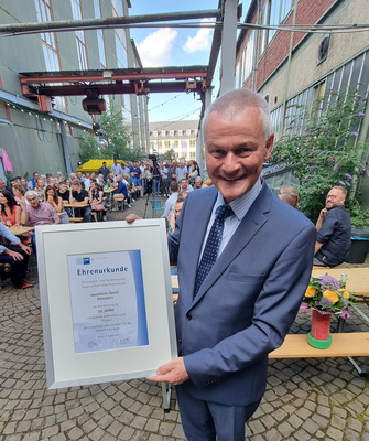 Der Hauptgeschäftsführer der IHK Siegen, Klaus Gräbener, verlieh Aquatherm auf dem Mitarbeiterfest die IHK-Ehrenurkunde für 50 Jahre erfolgreiche unternehmerische Tätigkeit.