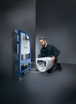 Mit einem Geberit WC-System ist die Installation dank neuartiger Montagetechniken bis zu 40 % schneller möglich als bei einem herkömmlichen Unterputzspülkasten mit WC-Keramik und -Sitz. - © Geberit
