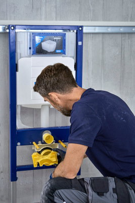  Die Power & Connect Box wird zwischen Spülrohr und Abgangsbogen – ohne den Einsatz von Werkzeug – im Montage-Element eingeklickt. Das Netzteil wird per Plug-and-play eingesteckt, das 12-Volt-Kabel wird über das Leerrohr in den Spülkasten geführt.