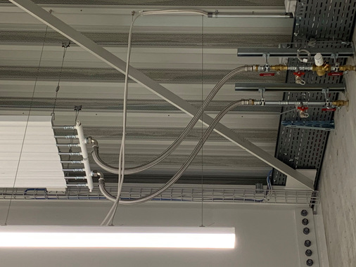 Die Deckenstrahlplatten wurden mit Drahtseilen an einer Stahlkonstruktion befestigt. Die hohe Stabilität der Zehnder Deckenstrahlplatten-Module ermöglicht wenige Aufhängepunkte – so wird viel Zeit bei der Montage eingespart.
