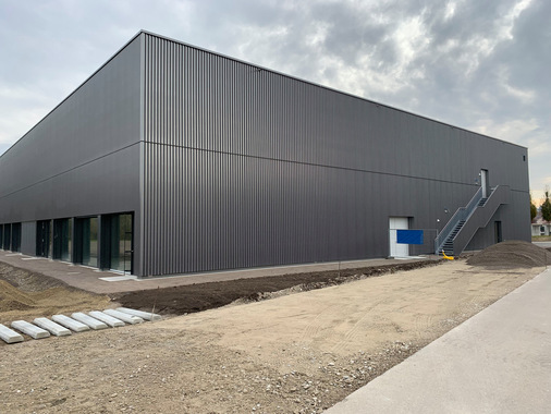 Die Dreifachsporthalle Subingen wurde als reduzierte, zweckmäßige „Industriehalle“ konzipiert – mit einer einfachen Stahl-Beton-Konstruktion und einer Fassade aus Sandwichpaneelen.