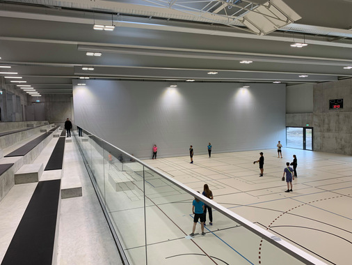 Hell und modern: Die Dreifachsporthalle der Gemeinde Subingen konnte in einem kreativen Lösungsprozess kostenoptimiert realisiert werden. Für angenehme Wärme beim Sport sorgen Deckenstrahlplatten von Zehnder. - © Zehnder
