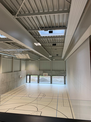 Die 8 m hohe Halle lässt sich mit Trennwänden in zwei oder drei Abschnitte unterteilen, welche individuell beheizt werden können. Durch das Strahlungsprinzip der Deckenstrahlplatten wird die Wärme gleichmäßig und zugluftfrei verteilt.