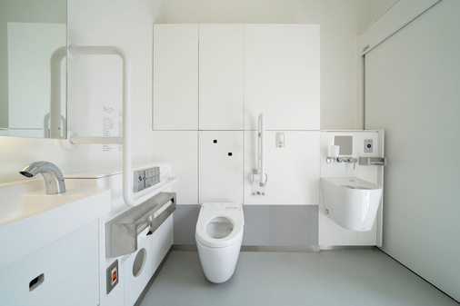 Im Fokus der 17 sehenswerten Toilettenhäuser des THE TOKYO TOILET stehen eine moderne, einladende Architektur und eine hygienische und inklusive Sanitärausstattung. Die Toiletten sollten sicher und sauber zu jeder Tages- und Nachtzeit sein und für jeden zugänglich, egal welches Geschlecht, welches Alter und mit welchen körperlichen Einschränkungen. - © Toto
