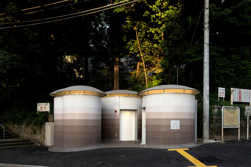 Der weltweit bekannte Architekt Toyo Ito hat am Rand des städtischen Parks und Wäldchens Yoyogi Hachimann öffentliche Toilettenhäuser geplant, die auf dem ersten Blick an drei Pilze erinnern.