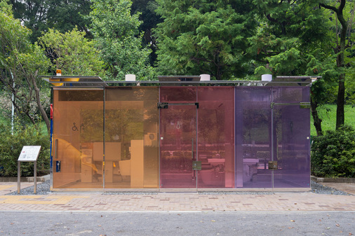 Die Toilettenhäuser des THE TOKYO TOILET Project der Nippon Foundation sorgen im Stadtbild der japanischen Metropole für Aufsehen. Im Bild der Toilettenpavillon von Shigeru Ban. Von außen sind die Wände transparent und Passanten können die Toilettenräume einsehen.