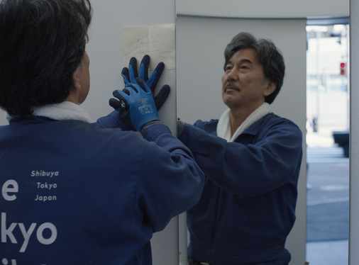 Die Hauptfigur Hirayama geht dabei seiner beruflichen Tätigkeit als Toilettenreiniger voller Hingabe und Gründlichkeit nach.