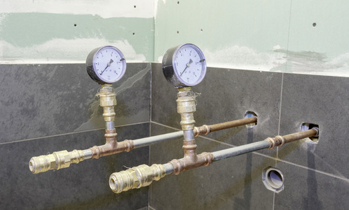 Bei der Dichtheitsprüfung einer Trinkwasser-Installation darf der Druck nach 15 Minuten Anpassungszeit über einen Zeitraum von mindestens zwei Stunden lang nicht absinken. - © Bild: Viega
