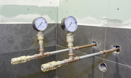 Bei der Dichtheitsprüfung einer Trinkwasser-Installation darf der Druck nach 15 Minuten Anpassungszeit über einen Zeitraum von mindestens zwei Stunden lang nicht absinken.