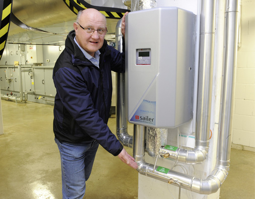 In zentral versorgten Warmwassersystemen ist die Beprobung auf ­Legionellen bei Großanlagen obligatorisch. Jetzt wird diskutiert, ob auch dezentrale Trinkwasser­erwärmer (Frischwasserstationen oder elektronische Durchlauf­erhitzer) künftig zu beproben sind, wenn sie der Gruppenversorgung dienen.