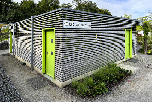 Das „WC der Sinne“ im Sauerlandpark Hemer fügt sich mit seiner Architektur in die natürliche Umgebung ein. - © Bild: Keuco
