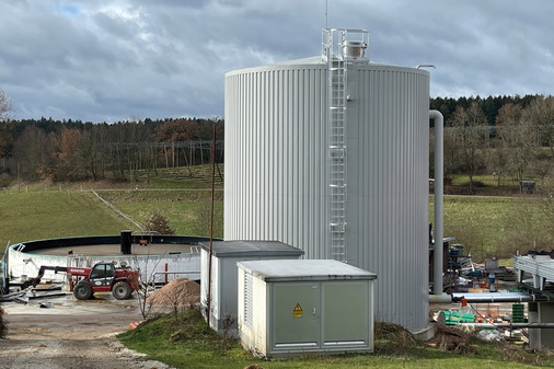 Der 500 m3  große Pufferspeicher für den Doimerhof sollte möglichst einfach und schnell normgerecht befüllt werden.