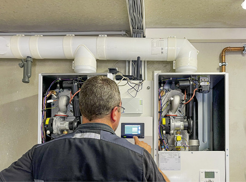  Die Wärmeversorgung basiert in beiden Häusern auf einem Hybridsystem aus Gas-Brennwertkessel und Solarthermie.