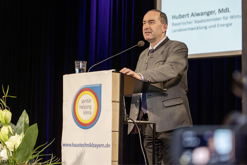  Staatsminister Aiwanger: „Vielen Dank für die gute Zusammenarbeit mit dem Fachverband SHK Bayern. Wenn in der Bundesregierung solche Praktiker säßen, würde der Laden in Berlin besser laufen.“